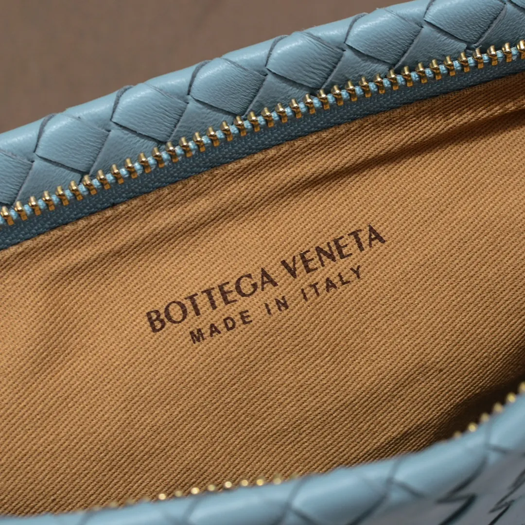 Bv 2022 new woven sheepskin handbag with woven fabric lining. This handbag continues the previous iconic weaving process. The leather is fine and genuine and feels very soft, and the overall shape is excellent. There are multiple card slots inside to store artifacts in an orderly manner. It looks casual, but it is the finishing touch to your whole body. Best choice for gifts or personal use. Size: 30cm, model: 80-2#